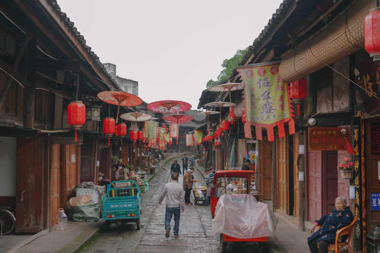 宋轶与赵露思同框引发热议，颜值气质出众